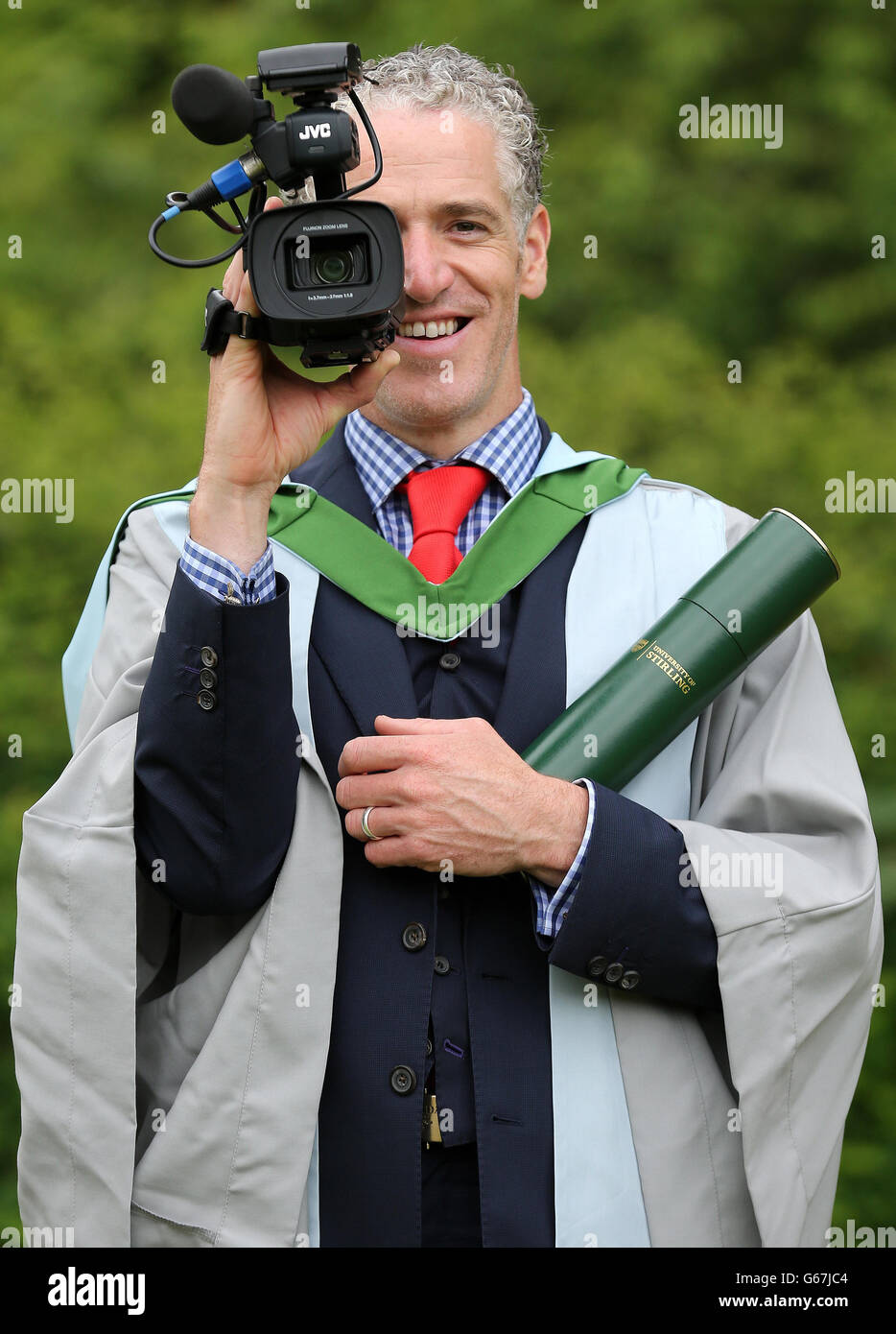 Der Wildlife-Filmemacher Gordon Buchanan erhielt seinen Ehrendoktortitel, nachdem er an der Stirling University zum Doktor der Universität ernannt worden war, in Anerkennung seiner Verdienste um die Erhaltung und Herstellung von Wildlife-Filmen. Stockfoto