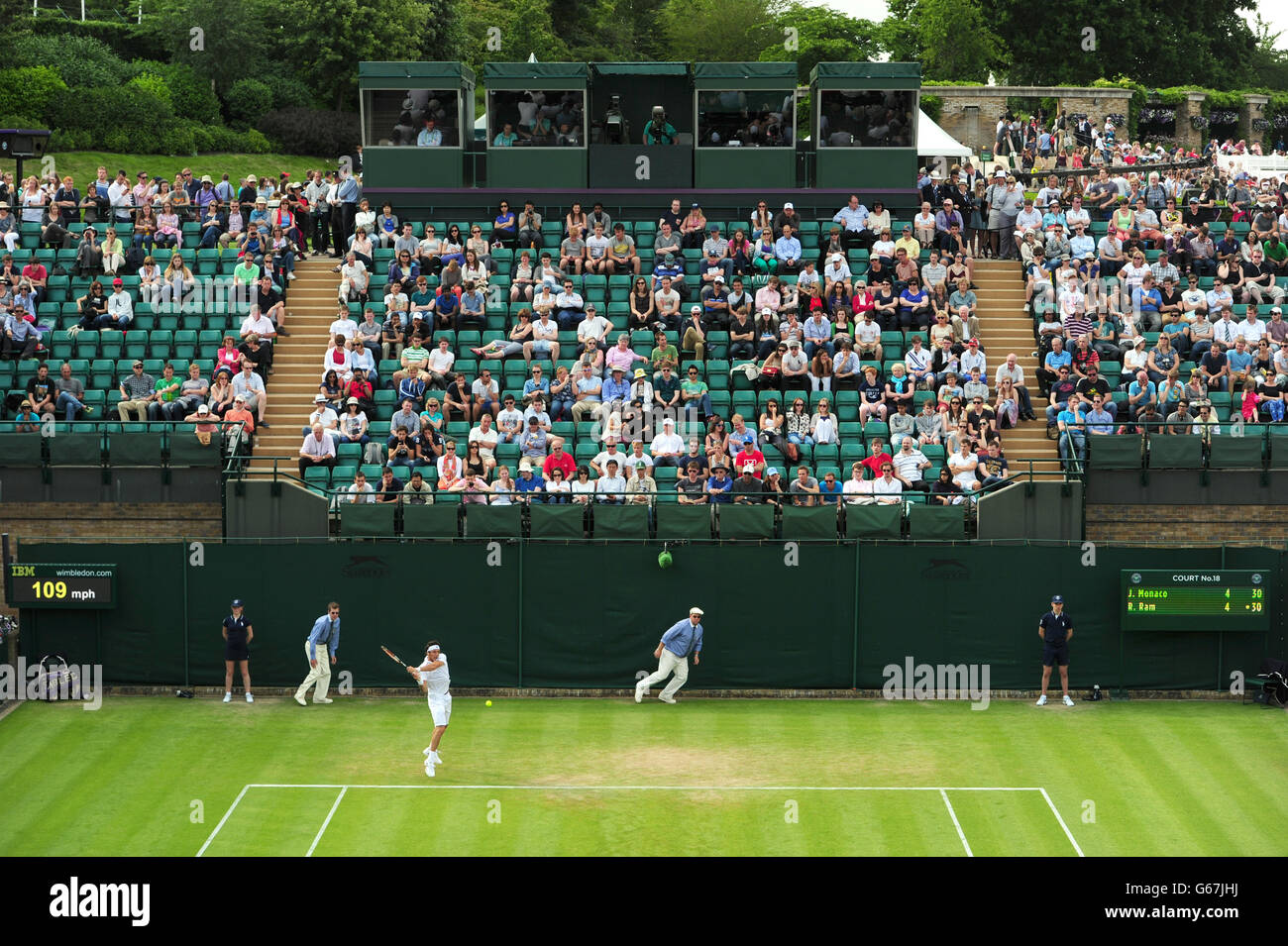 Tennis - Wimbledon Championships 2013 - Tag drei - All England Lawn Tennis und Croquet Club. Eine allgemeine Ansicht des Gerichts 18, als der argentinische Juan Monaco gegen den US-amerikanischen Rajeev RAM konkurriert Stockfoto