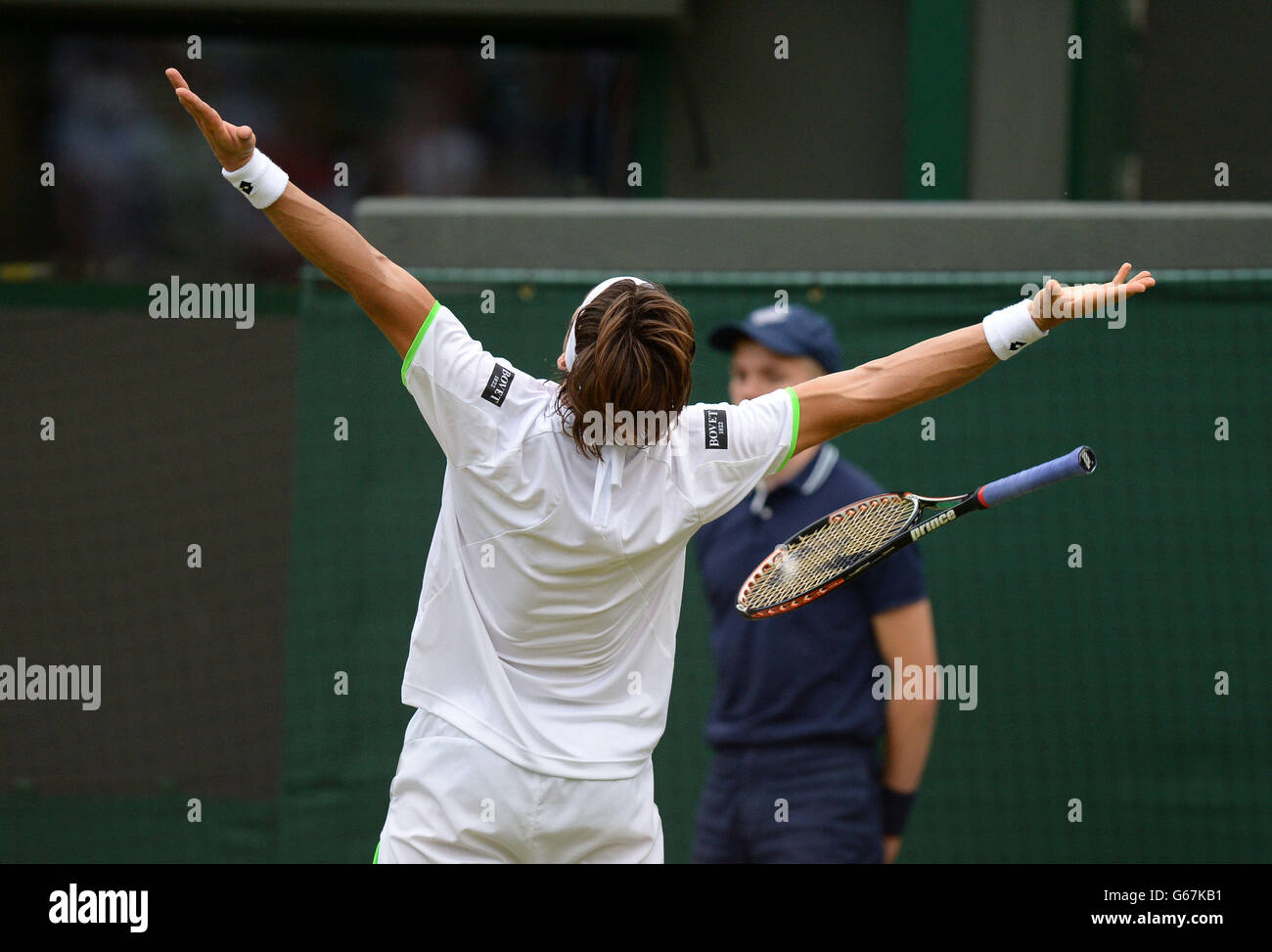 Der spanische David Ferrer feiert den Sieg des ukrainischen Alexandr Dolgopolov am sechsten Tag der Wimbledon-Meisterschaften im All England Lawn Tennis and Croquet Club in Wimbledon. Stockfoto