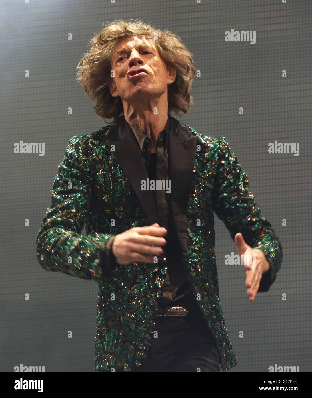 Mick Jagger von den Rolling Stones tritt am zweiten Aufführungstag des Glastonbury 2013 Festival of Contemporary Performing Arts auf der Pilton Farm, Somerset, auf der Pyramid Stage auf. Stockfoto