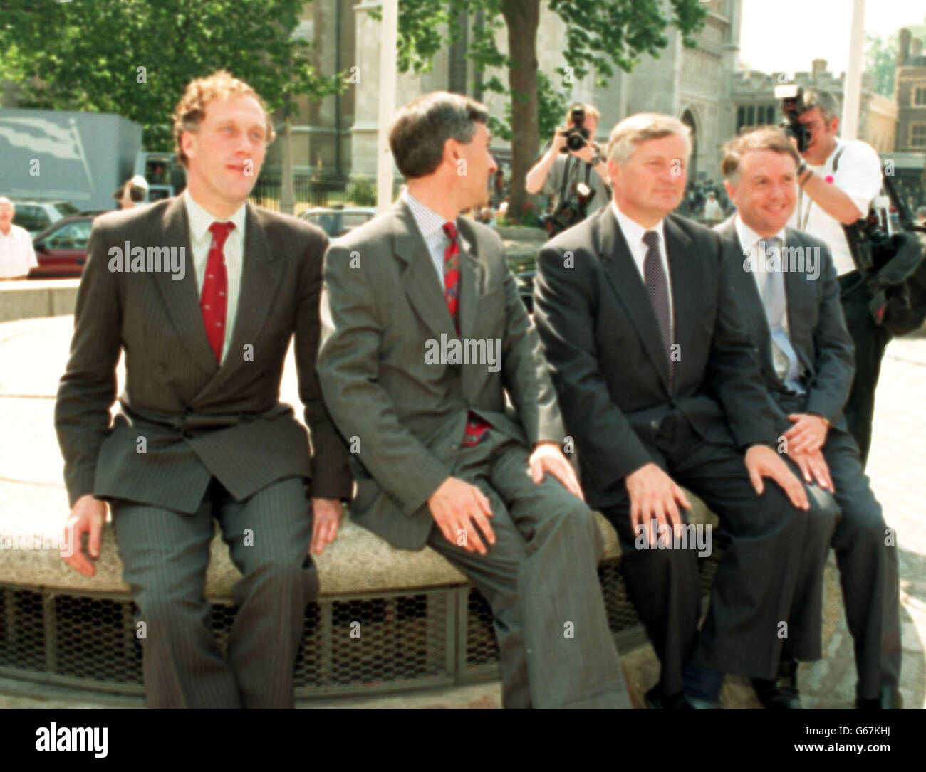 Tory-Führungsanwärter John Redwood (2. Links) wird von seinem Kampagnenteam während einer Fotoaktion außerhalb des QEII-Zentrums in London begleitet. (L-R) Julian Brazier, Redwood, Barry Field und Barry Legge. Stockfoto