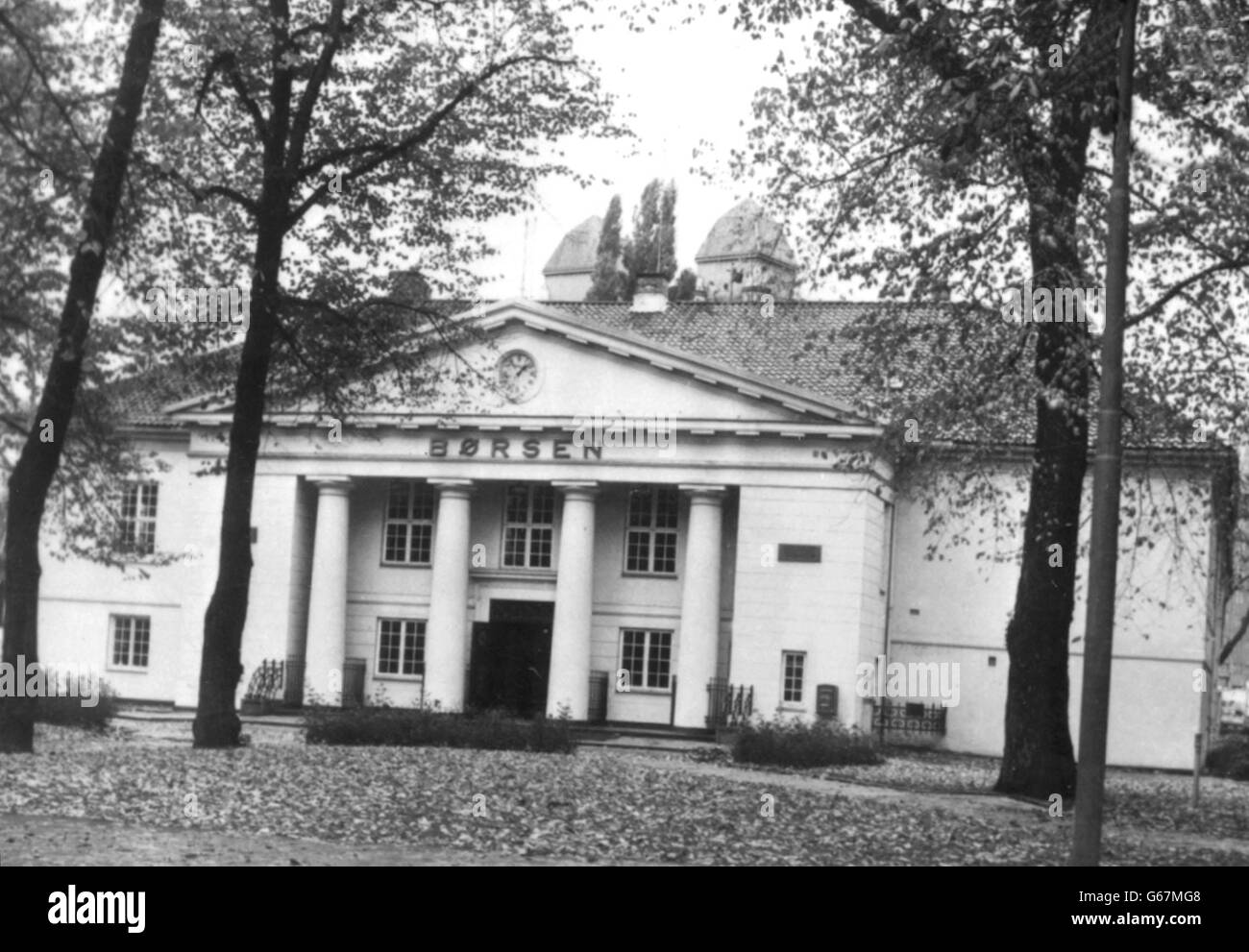 Außenansicht des Osloer Börsengebäudes in Oslo, das 1828 erbaut wurde. Stockfoto