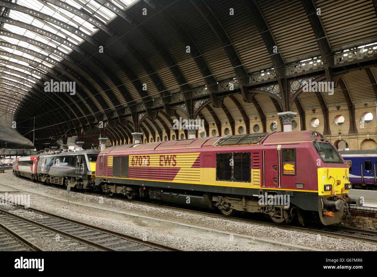 EWS-Klasse 67 Lok 67023 am Bahnhof York, UK mit Class 91 Lok hinter 91110 'Schlacht of Britain Memorial Flight". Stockfoto