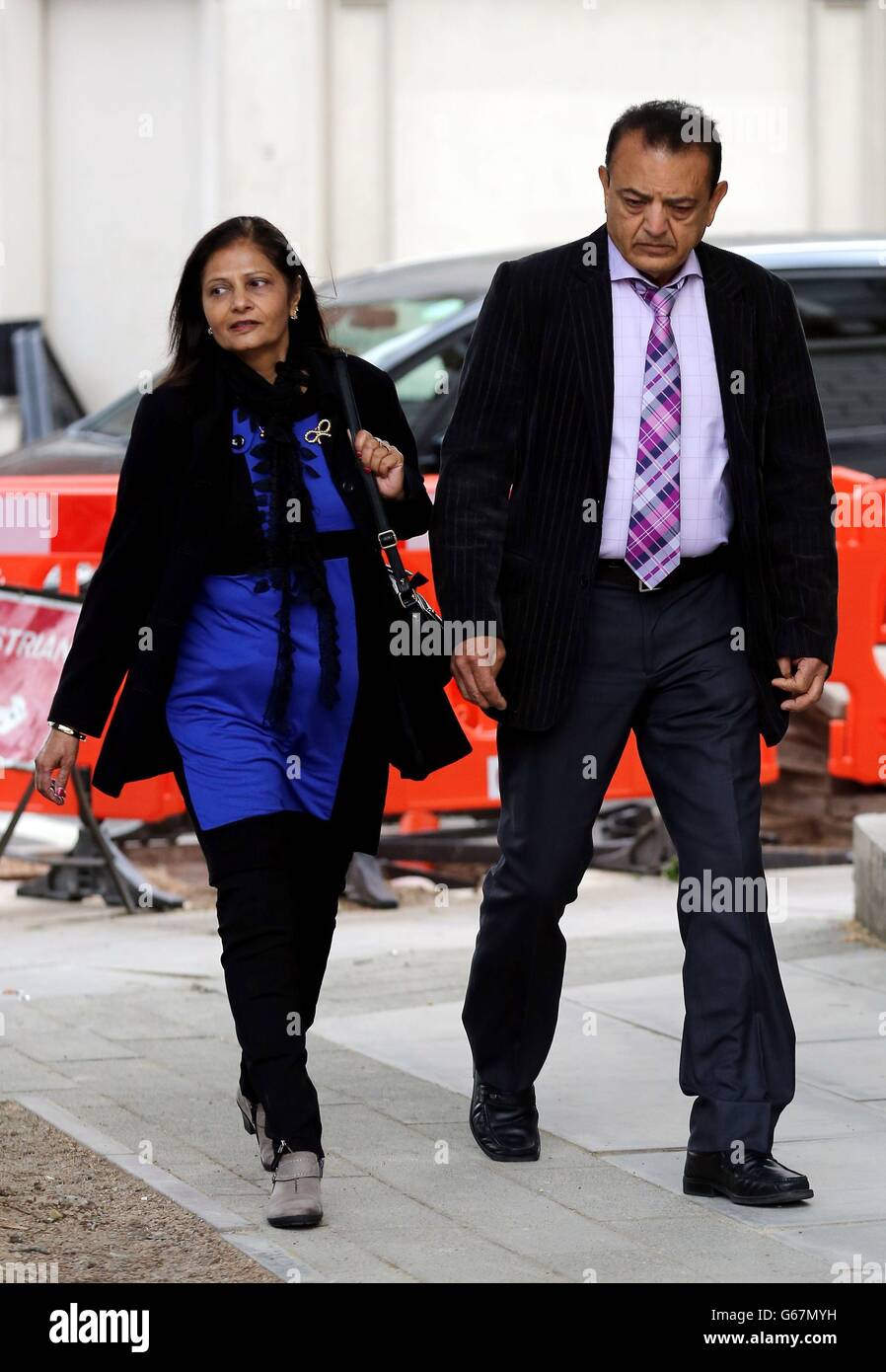 Nilam (links) und Vinod Hindocha (rechts) Eltern von Anni Dewani kommen zum Westminster Magistrates Court in London zur Auslieferungsverhandlung von Shrien Dewani, der in Südafrika wegen des Mordes an ihrer Tochter gesucht wird. Stockfoto