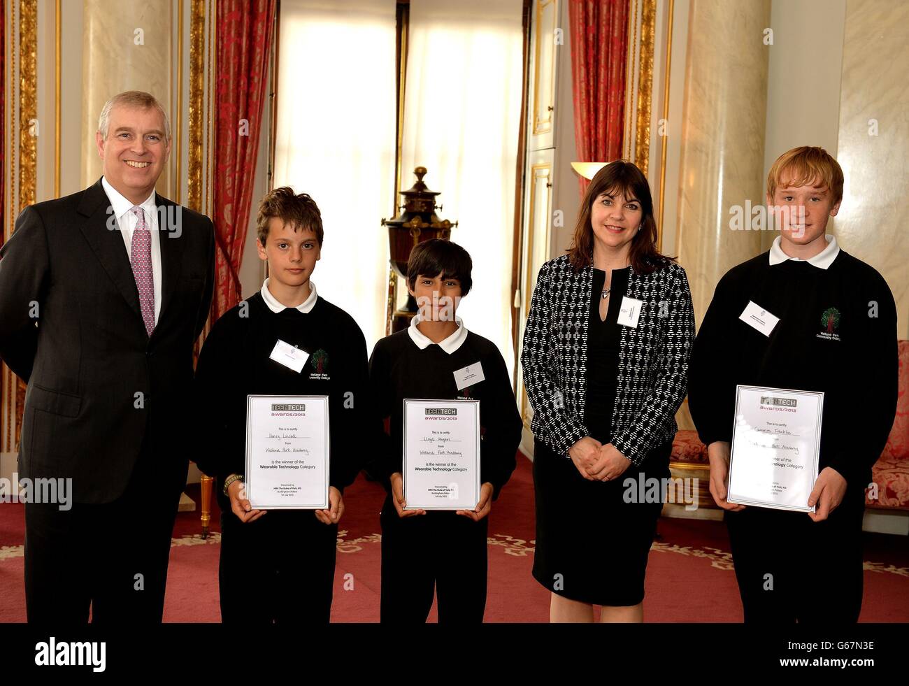 Der Duke of York mit (von links nach rechts) Henry Linsell, Lloyd Hughes, Lehrerin Kathryn Dare und Cameron Franklin von der Welland Park Academy in Market Harborough, die nach Erhalt ihrer Urkunden vom Duke im Buckingham Palace im Zentrum von London die TeenTech Awards gewonnen haben. Stockfoto