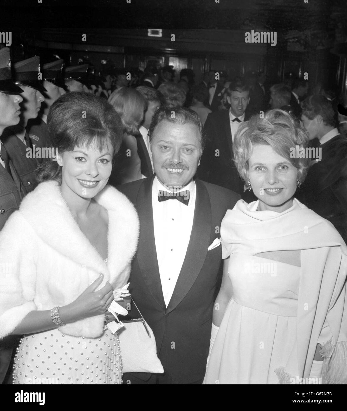 Richard Attenborough kommt mit seiner Frau Sheila SIM und Ann Heywood (links) zur Charity-Weltpremiere von „The Great Escape“ am Odeon, Leicester Square in London. Stockfoto