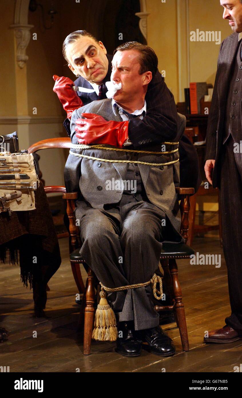 Die Schauspieler Michael Richards (links) und Stephen Tompkinson auf der Bühne während der Proben für „Arsenic and Old Lace“ im Strand Theatre, London. Stockfoto