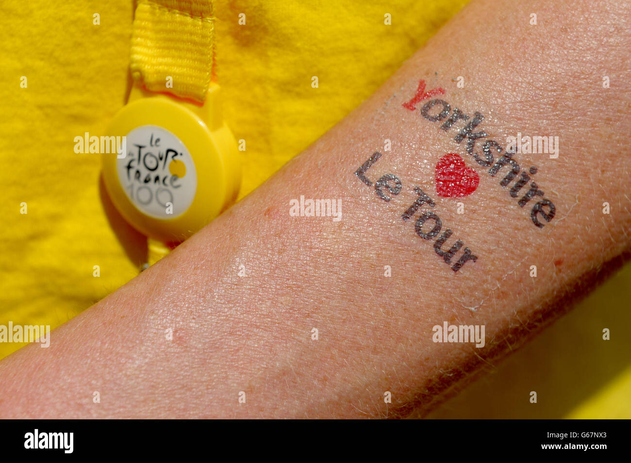 Eine Person, die für den Yorkshire Grand Depart 2014 an der Strandpromenade in Nizza vor dem morgigen Zeitfahren im Team arbeitet. Stockfoto