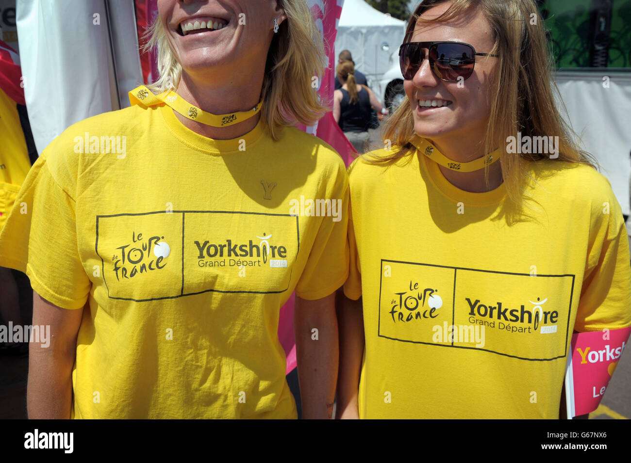 Eine Person, die für den Yorkshire Grand Depart 2014 an der Strandpromenade in Nizza vor dem morgigen Zeitfahren im Team arbeitet. Stockfoto