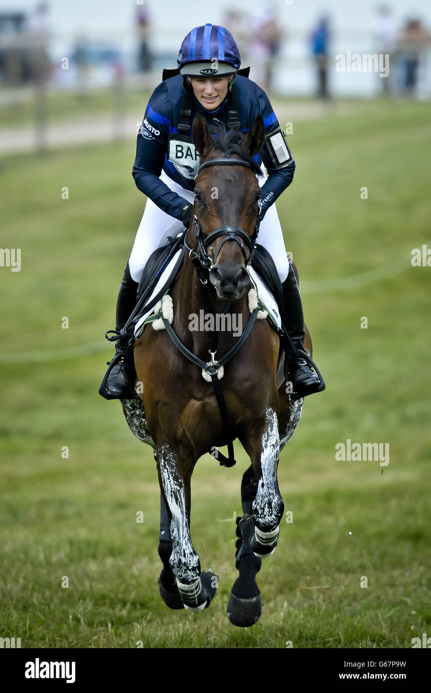 Die britische Zara Phillips on MR MURT nimmt am dritten Tag der Barbury International Horse Trials in Barbury Castle, Wiltshire, am Cross Country Teil. Stockfoto