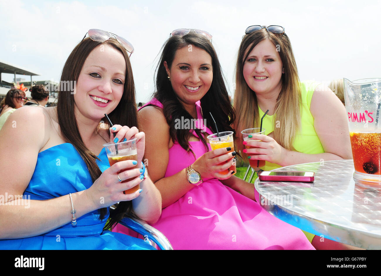 Cher James, Jenean West und Naomi Kent Genießen Sie das schöne Wetter, während Sie zum bet365 Old Newton Cup Day auf der Haydock Park Racecourse, Newton-le-Willows, kommen. Stockfoto