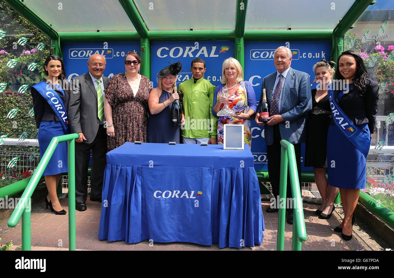 Der Jockey Sean Levey (Mitte), Trainer David Brown (Dritter rechts) und Connections of Beach Club feiern den Gewinn des Malcolm Palmer Memorial Handicap Stockfoto