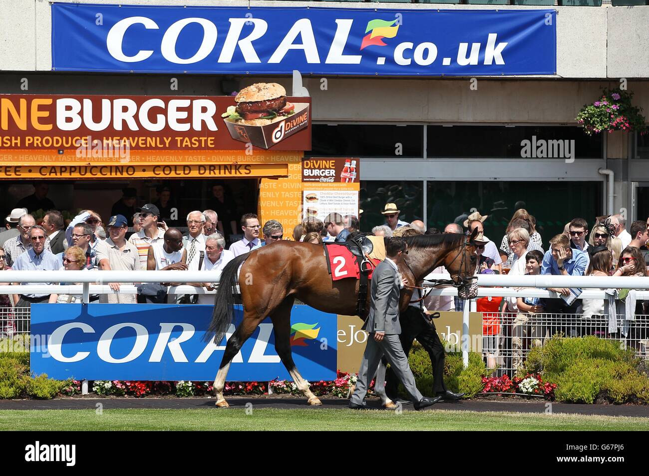 Pferderennen - Coral-Eclipse Day - Sandown Park. Vor dem Korallenanschlag wird Geisterquarz um den Paradering geführt Stockfoto