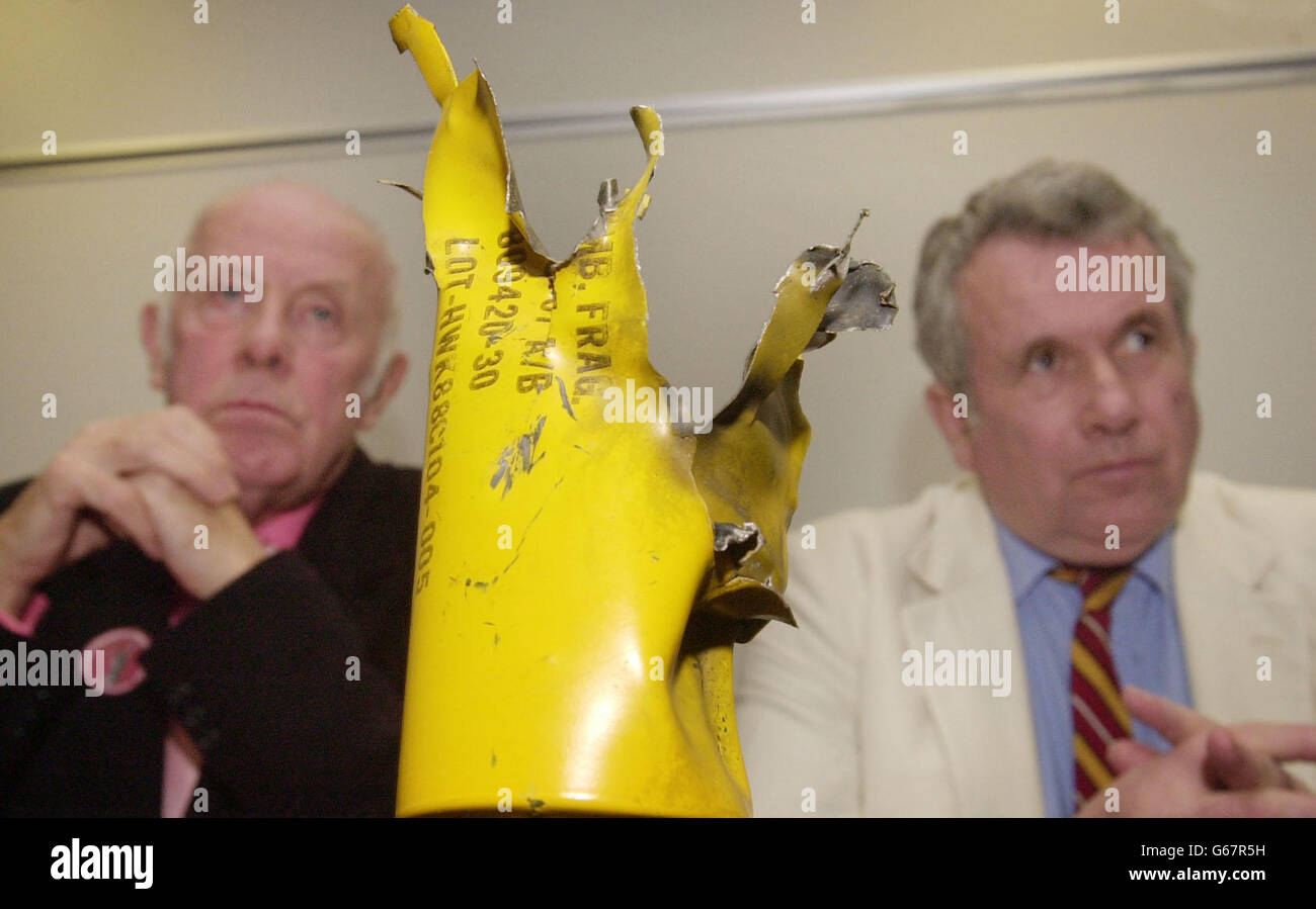 Der Schauspieler Richard Wilson (links) und der ehemalige Journalist und Parlamentsabgeordnete Martin Bell untersuchen bei einer Pressekonferenz in London eine explodierte Bombe aus einer Cluster-Bombe, die im Kosovo während des Balkankrieges eingesetzt wurde. *..wo der Diana Memorial Fund und die Landmine Action eine globale Petition lancieren, in der Regierungen aufgefordert werden, die Verantwortung für Streubomben und andere Kriegsreste zu übernehmen, und ein Plädoyer dafür, dass sie in keinem Krieg gegen den Irak eingesetzt werden. Stockfoto