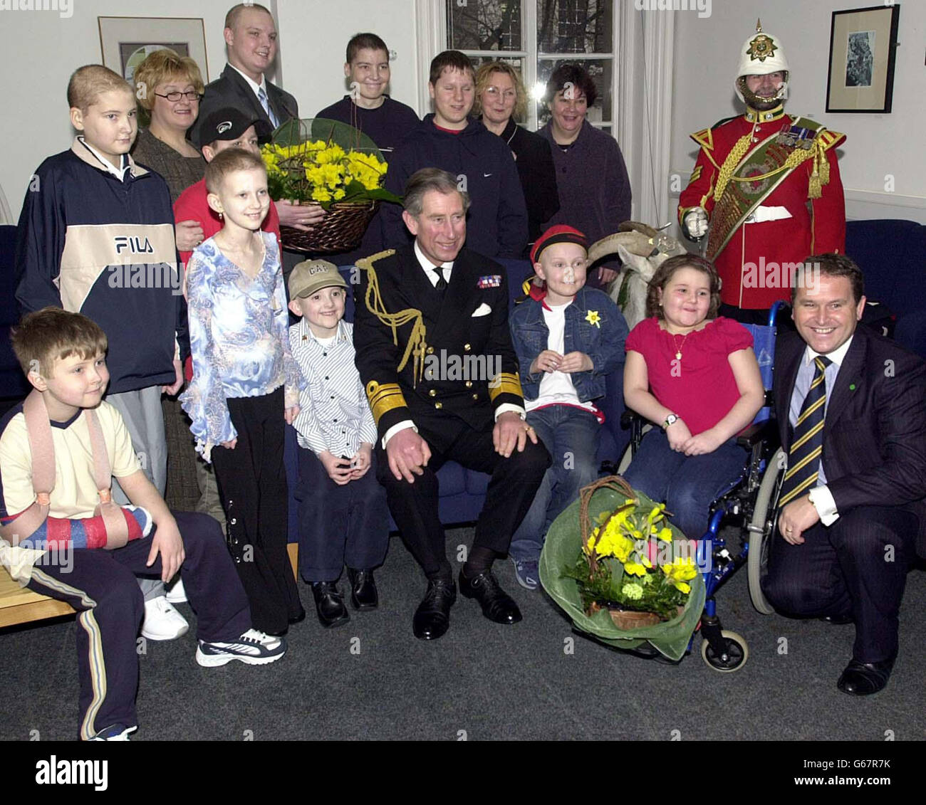 Prinz Charles spricht mit jungen Krebspatienten und ihren Betreuern während eines Besuchs an der Cardiff University. Tagsüber führte er auch eine Investitur durch und sollte später eine junge Theatergruppe in Bridgend beobachten. Stockfoto