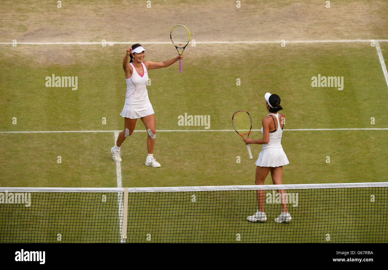 Su-Wei Hsieh aus Taipeh und Shuai Peng aus China (links) feiern den Sieg im Damendoppel-Finale gegen Ashleigh Barty und Casey Dellacqua am 12. Tag der Wimbledon Championships im All England Lawn Tennis and Croquet Club in Wimbledon. Stockfoto