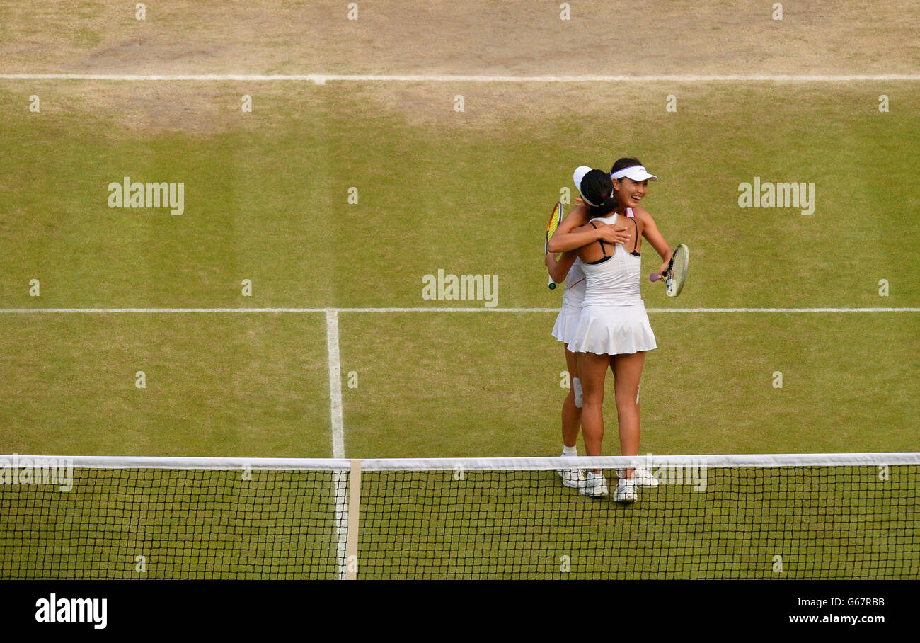 Su-Wei Hsieh aus Taipeh und Shuai Peng aus China (rechts) feiern den Gewinn ihres Damendoppel-Finales gegen die Australier Ashleigh Barty und Casey Dellacqua am 12. Tag der Wimbledon Championships im All England Lawn Tennis and Croquet Club in Wimbledon. Stockfoto