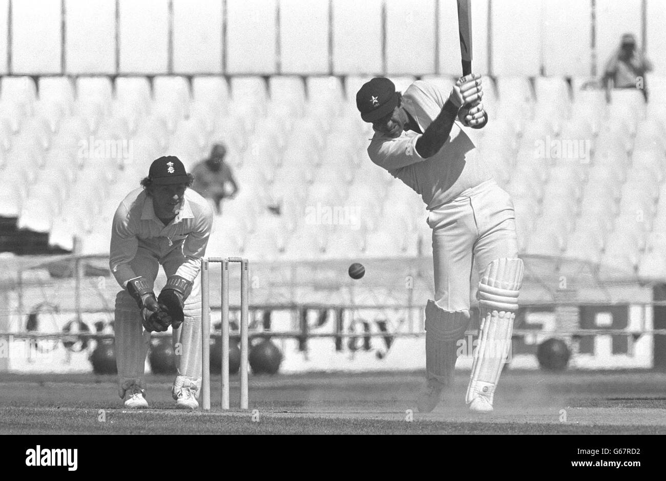 Pakistans Haroon Rashid, der am letzten Tag des dreitägigen Tourmatches gegen den Surrey County Cricket Club im Oval in den frühen Stadien der zweiten Innings flatscht. Stockfoto