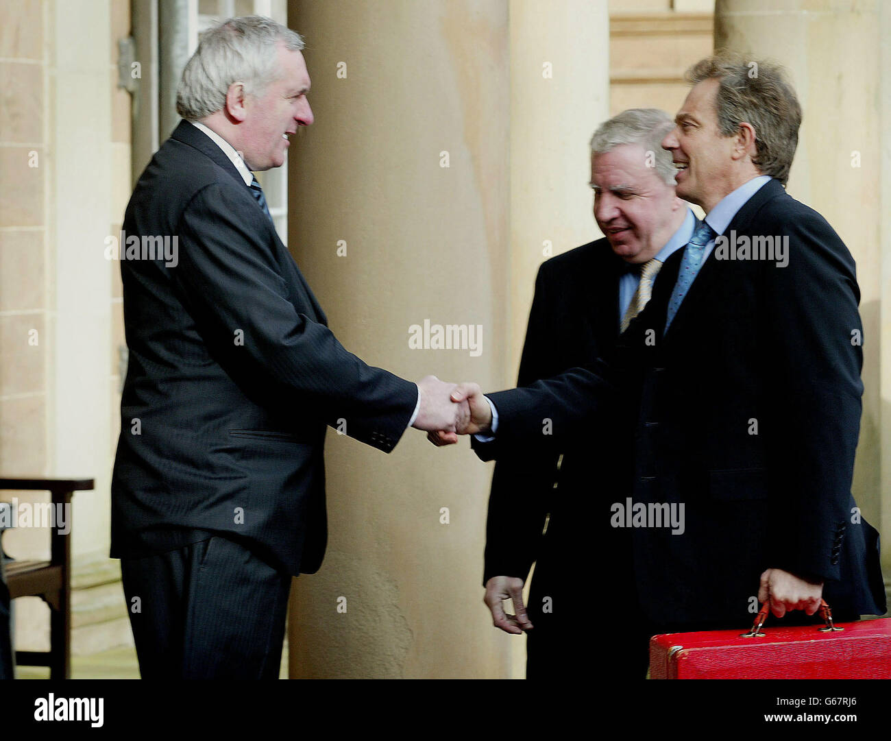 Der irische Premierminister Bertie Ahern, der britische Premierminister Tony Blair und der britische nordirische Sekretär Paul Murphy kommen zu Gesprächen über den Friedensprozess in Nordirland nach Hillsborough Castle, Co Down. Stockfoto
