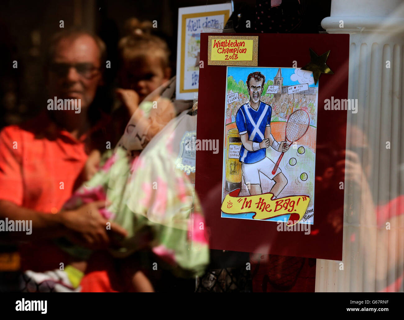 Ein Schild im Fenster der Dunblane High Street, der Heimatstadt von Andy Murray, dem neuen Wimbledon-Champion der Männer. Stockfoto