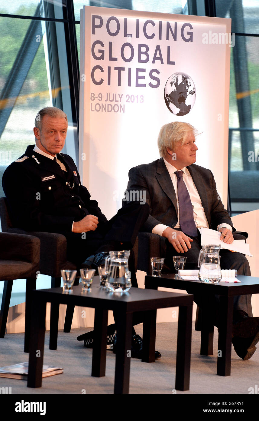 Der Bürgermeister von London, Boris Johnson, und Sir Bernard Hogan-Howe (links), der für die Metropolitan Police zuständige Kommissar, begrüßten die Delegierten der zweitägigen Konferenz „Policing Global Cities“, die im Rathaus am Südufer der Themse im Zentrum Londons stattfand. Stockfoto