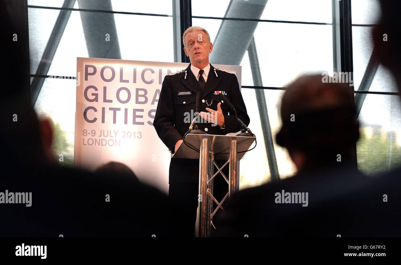 Metropolitan Police Commissioner Sir Bernard Hogan-Howe bei einer Begrüßung der Delegierten bei der Konferenz "Policing Global Cities" im Rathaus am Südufer der Themse im Zentrum Londons. Stockfoto