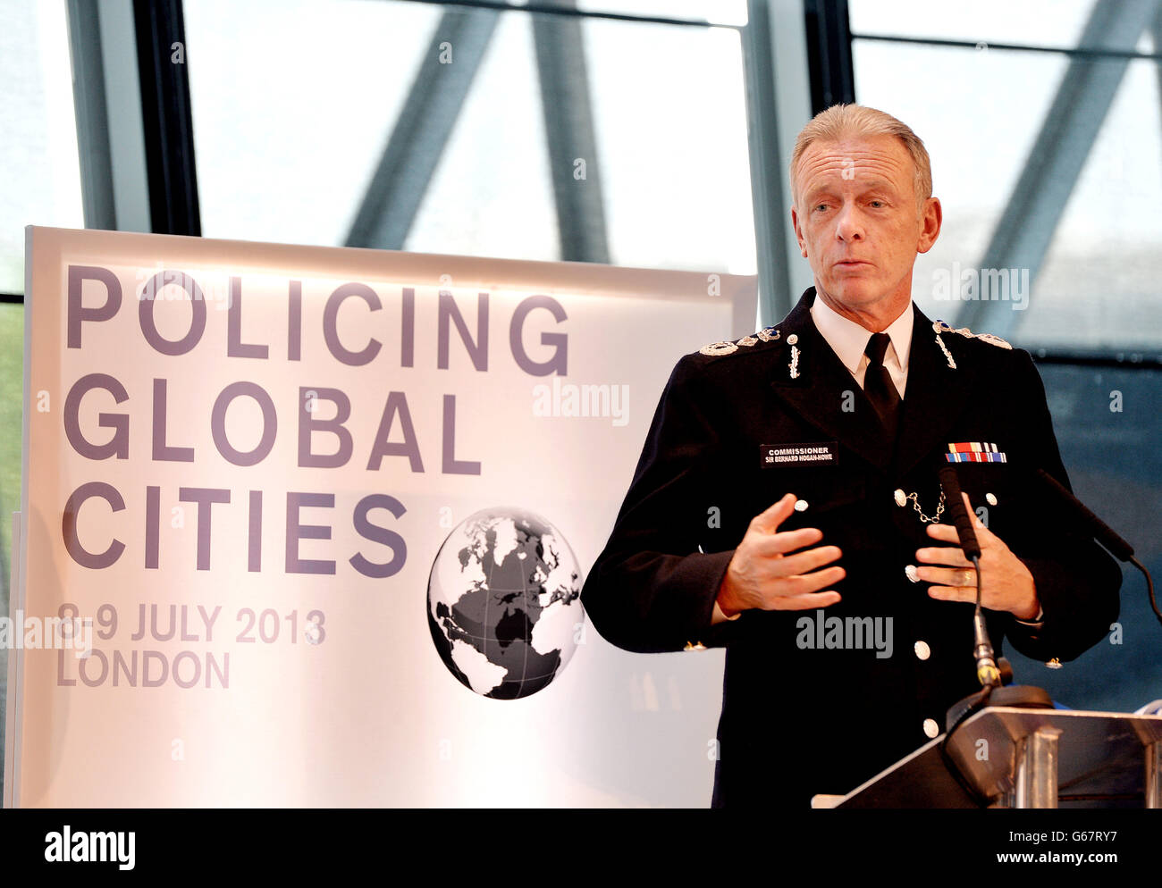 Metropolitan Police Commissioner Sir Bernard Hogan-Howe bei einer Begrüßung der Delegierten bei der Konferenz "Policing Global Cities" im Rathaus am Südufer der Themse im Zentrum Londons. Stockfoto