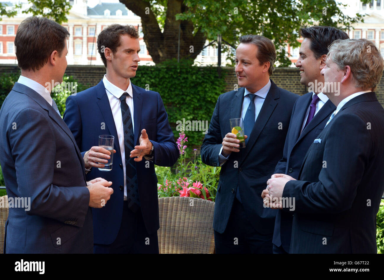 Wimbledon-Gewinner Andy Murray trifft (von links) auf den stellvertretenden Premierminister Nick Clegg, Premierminister David Cameron, Arbeitsleiter Ed Miliband und SNP-Westminster-Chef Angus Robinson bei einem parteiübergreifenden Empfang im Garten der Downing Street, London l. Stockfoto