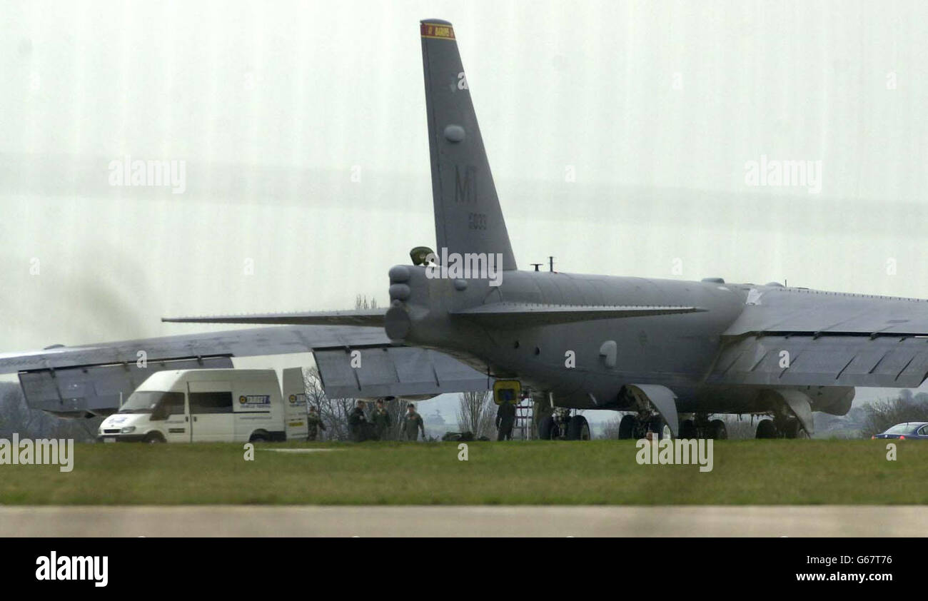 Ein US-Bomber der B52 landet bei RAF Fairford in Gloucestershire. Der Langstreckenbomber, der voraussichtlich in jeden Konflikt mit dem Irak verwickelt sein wird, ist der erste von rund neun, von denen angenommen wird, dass er an der Basis ankommt, obwohl das Verteidigungsministerium noch keine offizielle Bestätigung gegeben hat. * ... dass das Flugzeug dort stationiert wird. Stockfoto