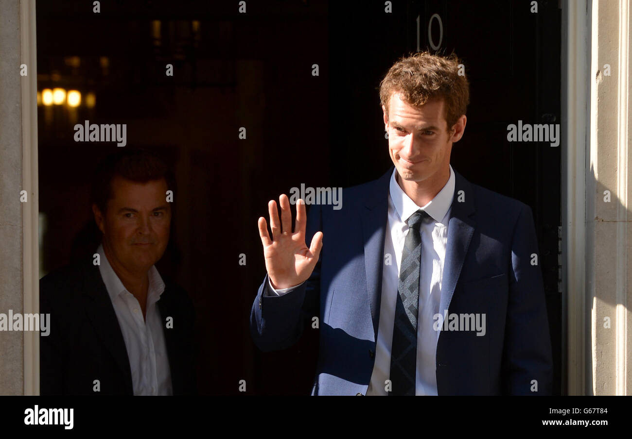 Wimbledon-Sieger Andy Murray verlässt 10 Downing Street mit Simon Fuller (links), London. Stockfoto