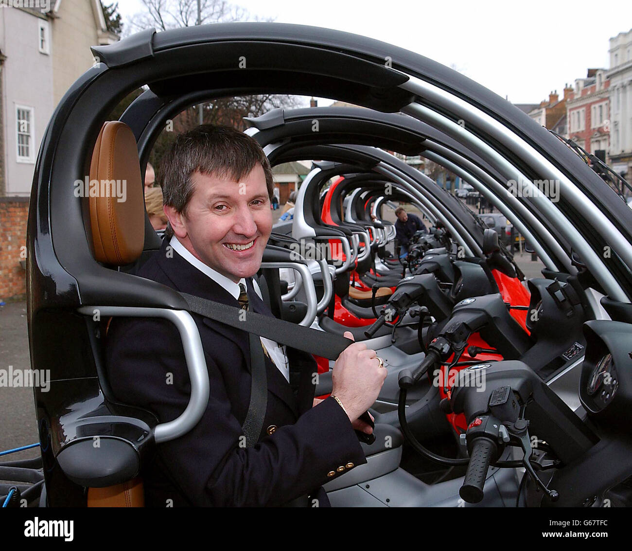 Peter Parker mit seinem BMW C1 Roller vor den Richtern von Bedford. Der Architekturtechnologe war dreimal vor Richter in Bedford gerufen worden, weil er angeblich gegen den Road Traffic Act 1988 verstoßen hatte, während er seine BMW C1-Maschine fuhr. Stockfoto