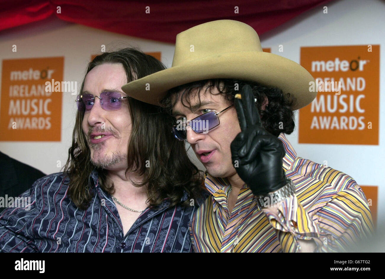 Nominee's for Best Visiting Live Performance, Alabama 3, berühmt für ihre Mottophonie für amerikanische Mafia-Seife, die Sopranos, posieren für Fotografen, als sie bei den Meteor Ireland Music Awards im Point Theatre, Dublin, Republik Irland ankommen. Stockfoto