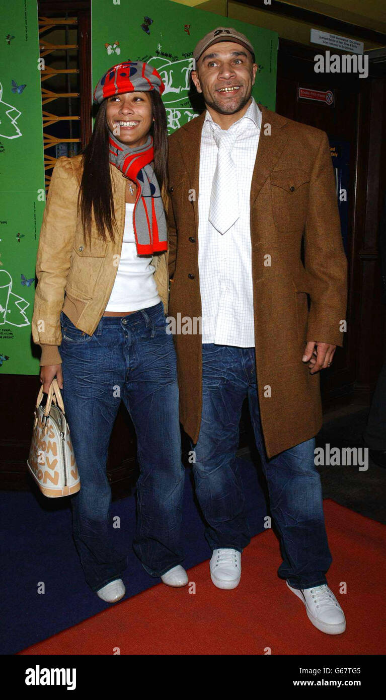 DJ Goldie und seine Freundin Sonya kommen zur Premiere der Britpop-Filmdokumentation "Live Forever" im UGC Haymarket Cinema in London. Stockfoto