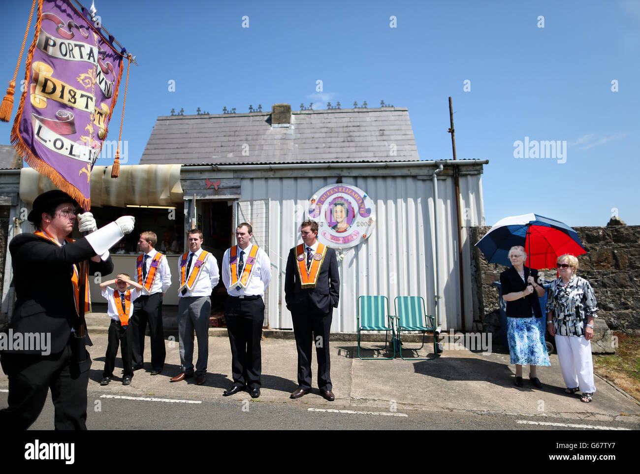 Portadown District Loyal Orange Lodge (LOL) Nr. 1 Paraden vorbei an der Tee-Hütte den Hügel hinunter zur Polizei Barrikade am Sonntagmorgen 7. Juli außerhalb Portadown Co.Armagh während der jährlichen Orange Order Parade zur Drumcree Pfarrkirche. Stockfoto