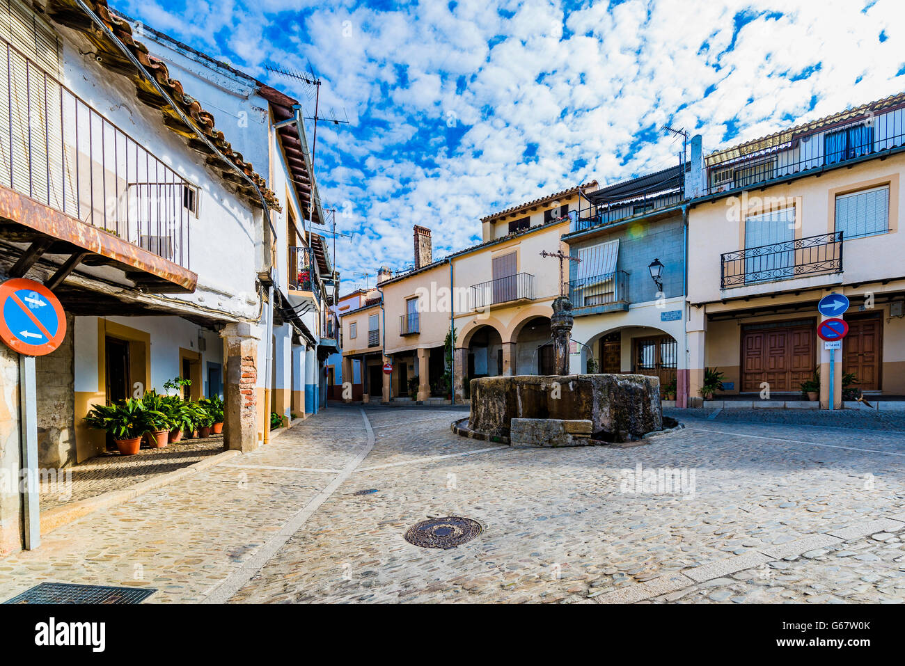 Plazuela De La Fuente de Los Tres Chorros, Quelle von Tres Chorros kleinen Platz. Jüdisches Viertel. Guadalupe, Cáceres, Extremadura Stockfoto