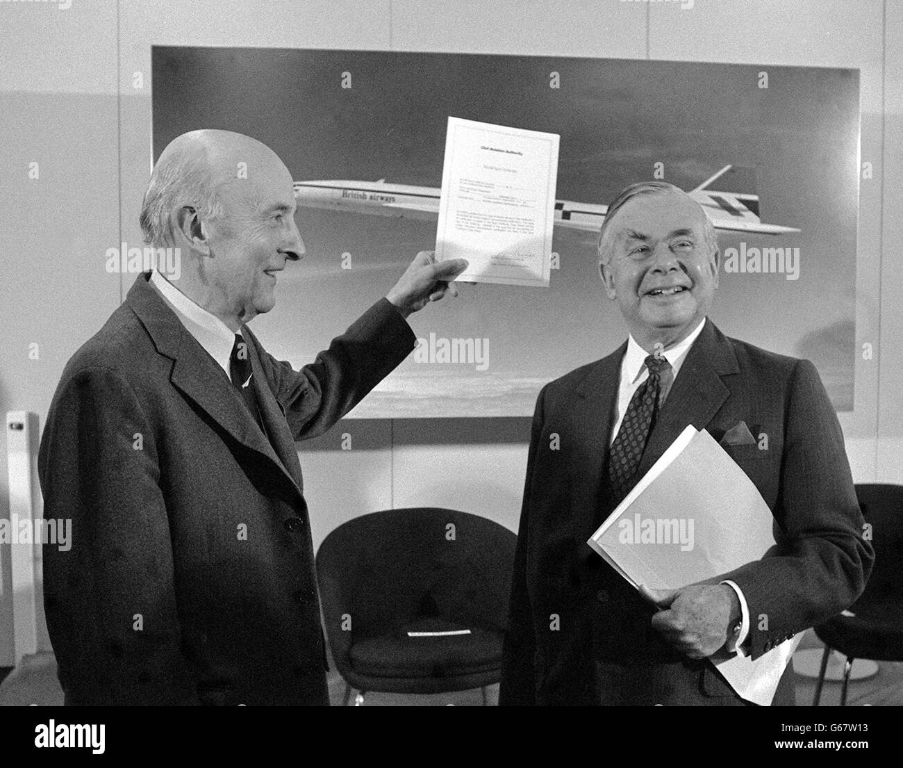 Sir George Edwards (links), Vorsitzender der British Aircraft Corporation, hat im Rahmen einer Zeremonie im Aviation House, Kingsway, die Bescheinigung über die Lufttüchtigkeit für Concorde von Lord Boyd-Chillenter, Vorsitzender der Civil Aviation Authority, erhalten. Stockfoto