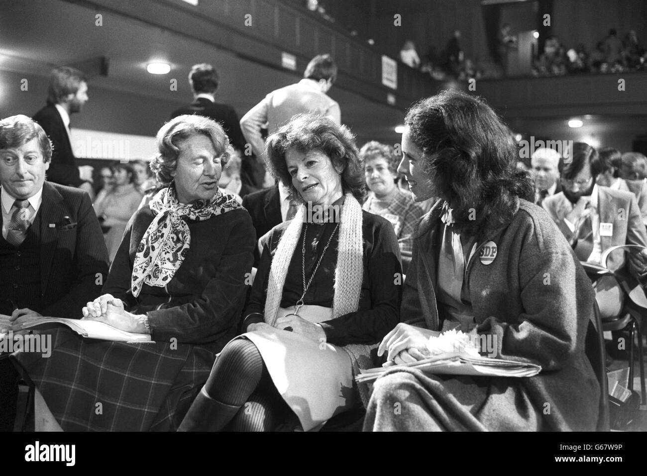 Die SFP-Frauen plaudern während einer Pause am Eröffnungstag der SDP-Konferenz in Perth. (Von l-r) Jennifer Jenkins, Silvia Rodgers und Deborah Owen. Stockfoto