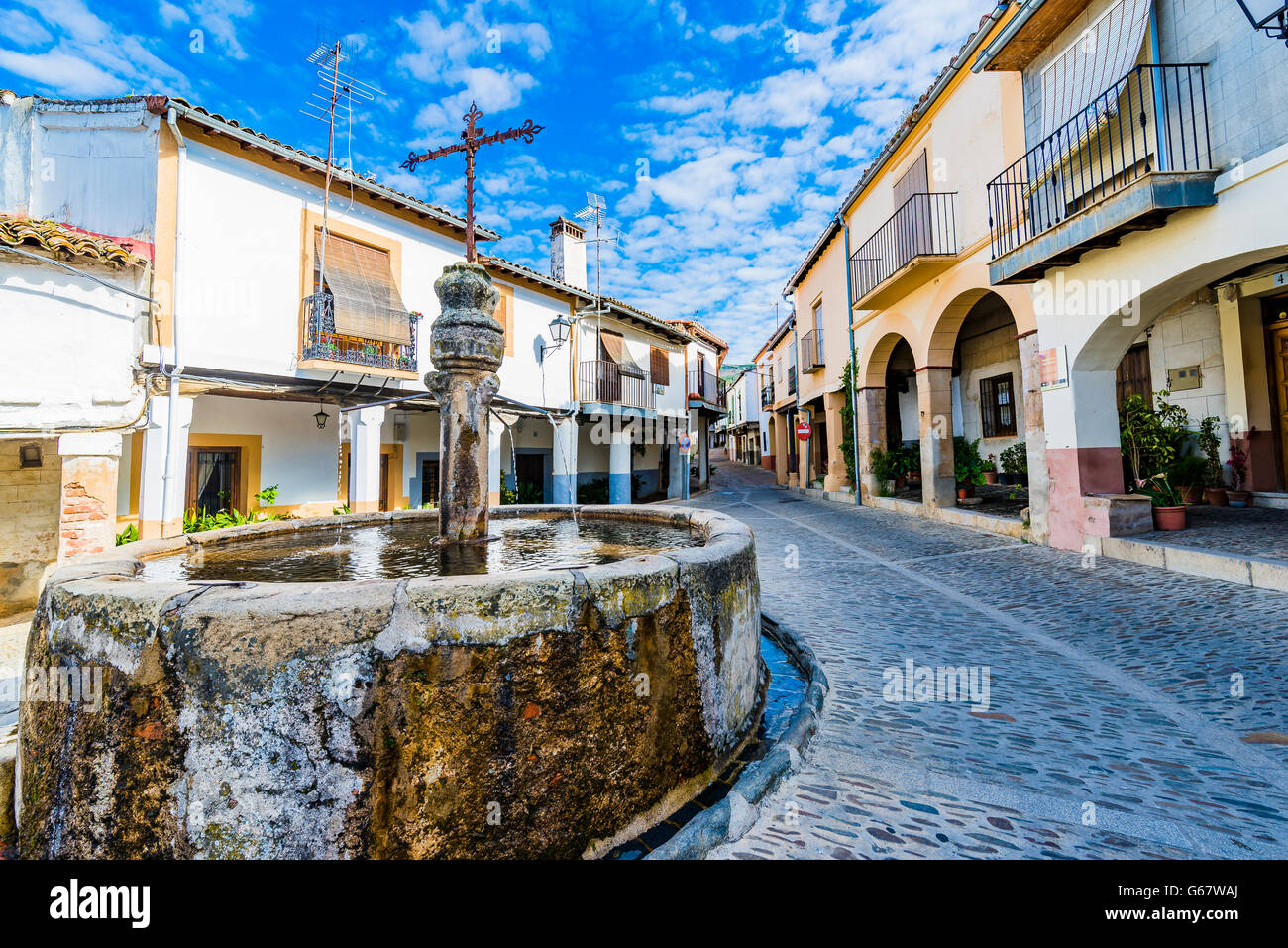 Plazuela De La Fuente de Los Tres Chorros, Quelle von Tres Chorros kleinen Platz. Jüdisches Viertel. Guadalupe, Cáceres, Extremadura Stockfoto