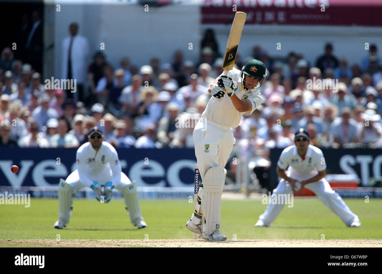 Der australische Schlagmann Ashton Agar schlägt die Bowlingbahn von James Anderson in England, am zweiten Tag des ersten Investec Ashes Test-Spiels in Trent Bridge, Nottingham. Stockfoto