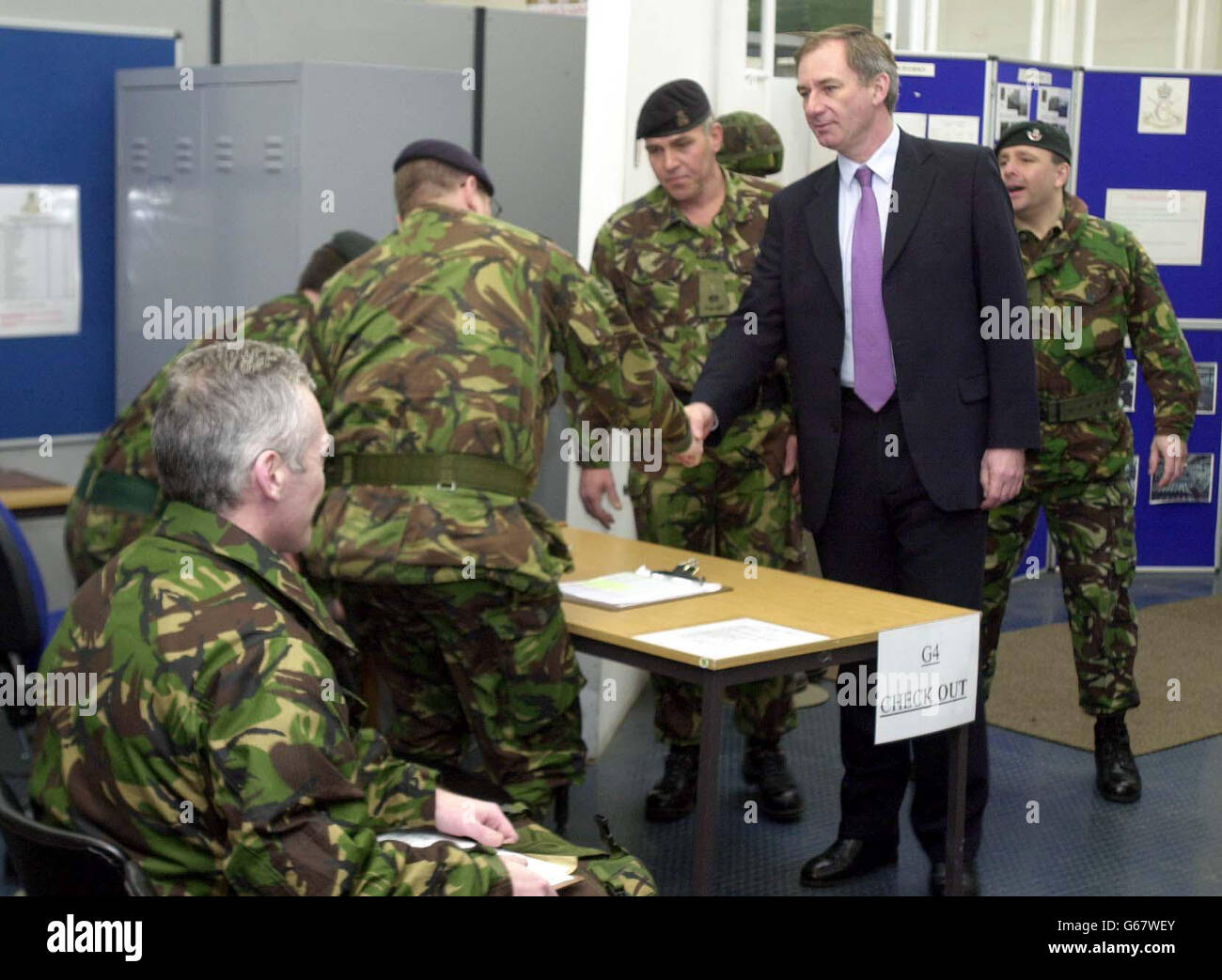 Verteidigungsminister Geoff Hoon (Mitte rechts) besucht Chetwyn Army Barracks in Nottingham, als Teilzeit Territorial Army Soldaten bereit für die Übertragung an den Golf für einen möglichen Krieg mit dem Irak. *..Herr Hoon verteidigte die Bezahlung und die Bedingungen für Tausende von Teilzeit- und Ex-Soldaten, die für den bevorstehenden Krieg gegen den Irak mobilisiert wurden, und sagte, er sei zuversichtlich, dass die Truppen eine angemessene Bezahlung erhalten würden, nachdem ein NHS-Arbeiter ihn über die Löhne, die er als Rekrut für den Golf hatte, herausforderte. Stockfoto