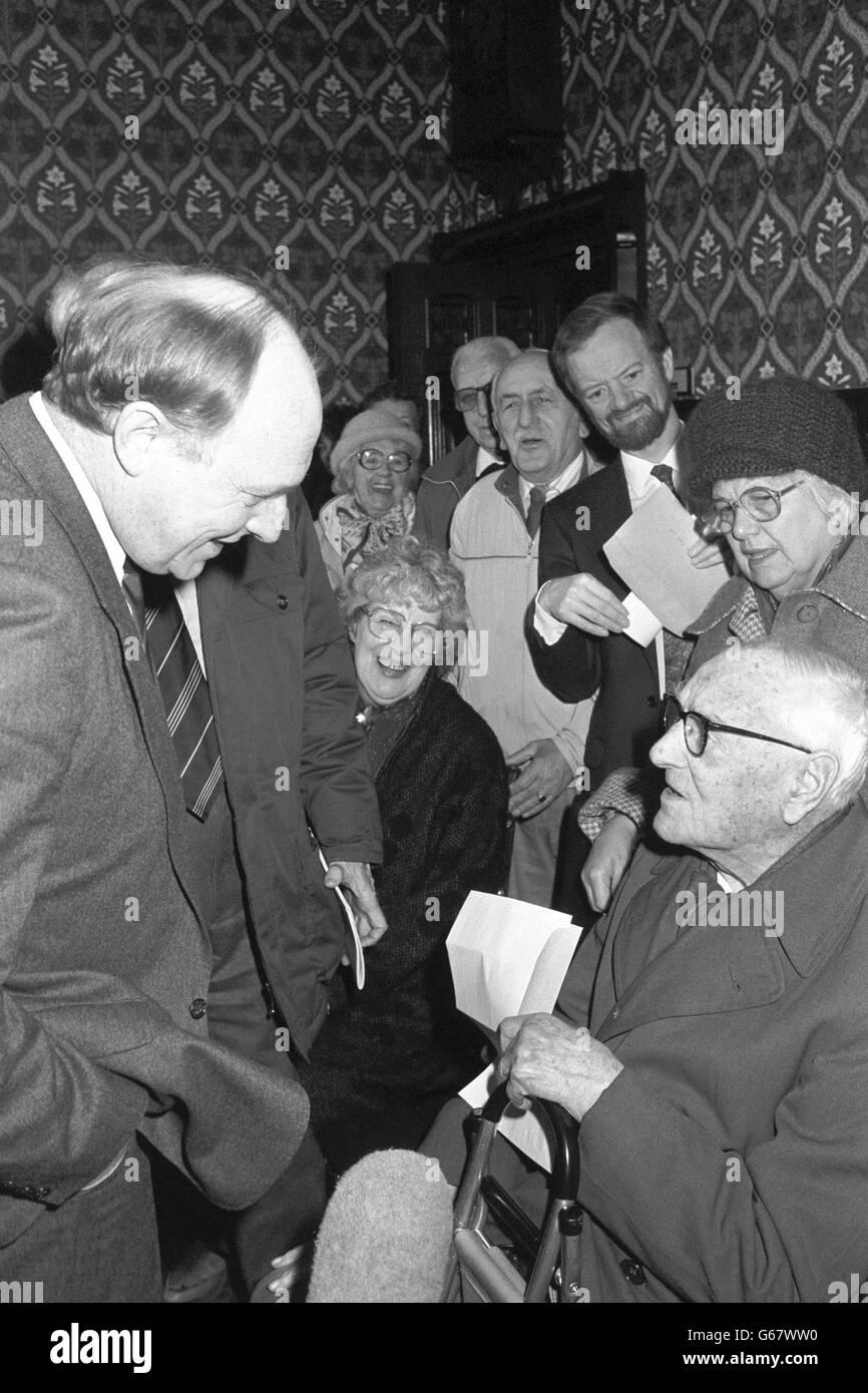 Der Parteivorsitzende der Labour Party, Neil Kinnock, trifft den 100-jährigen Arthur Woollett von der Putney and Roehampton Old People's Organization im Jubilee Room des Unterhauses. Eine Delegation von Londoner Rentnern überreichte in der Downing Street 10 einen Brief, um auf die Not der Rentner in den kalten Wintermonaten aufmerksam zu machen. Ebenfalls anwesend war EastEnders Schauspielerin Anna Wing (Mitte). Stockfoto