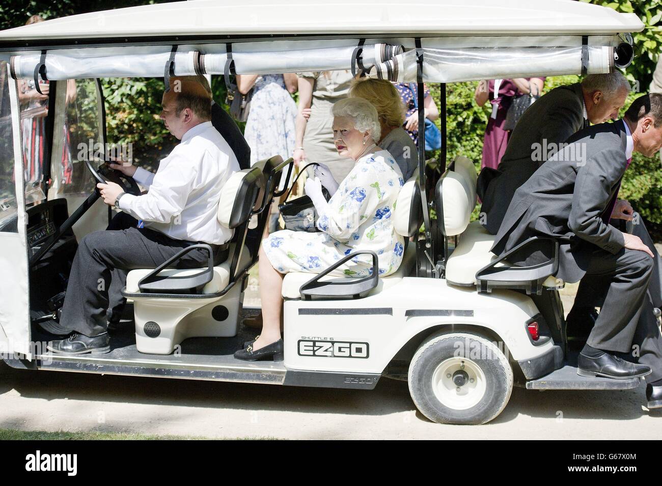 Queen Elizabeth II fährt im Golfwagen während des Coronation Festivals im Garten des Buckingham Palace im Zentrum von London. Stockfoto