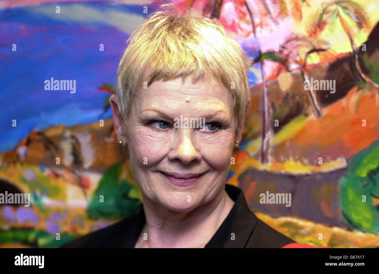 Schauspielerin Dame Judi Dench eröffnet offiziell das Iris Murdoch Center for Dementia an der Stirling University, havinng spielte die berühmte Autorin im Erfolgsfilm "Iris". *..die preisgekrönte Schauspielerin forderte heute, dass mehr getan werden muss, um Demenzkranken und ihren Betreuern in ganz Großbritannien zu helfen, und forderte mehr öffentliche Einrichtungen wie Flughäfen, Geschäfte und Hotels, um Vorkehrungen zu treffen, um den eine Million Menschen mit Demenz im ganzen Land zu helfen. Stockfoto