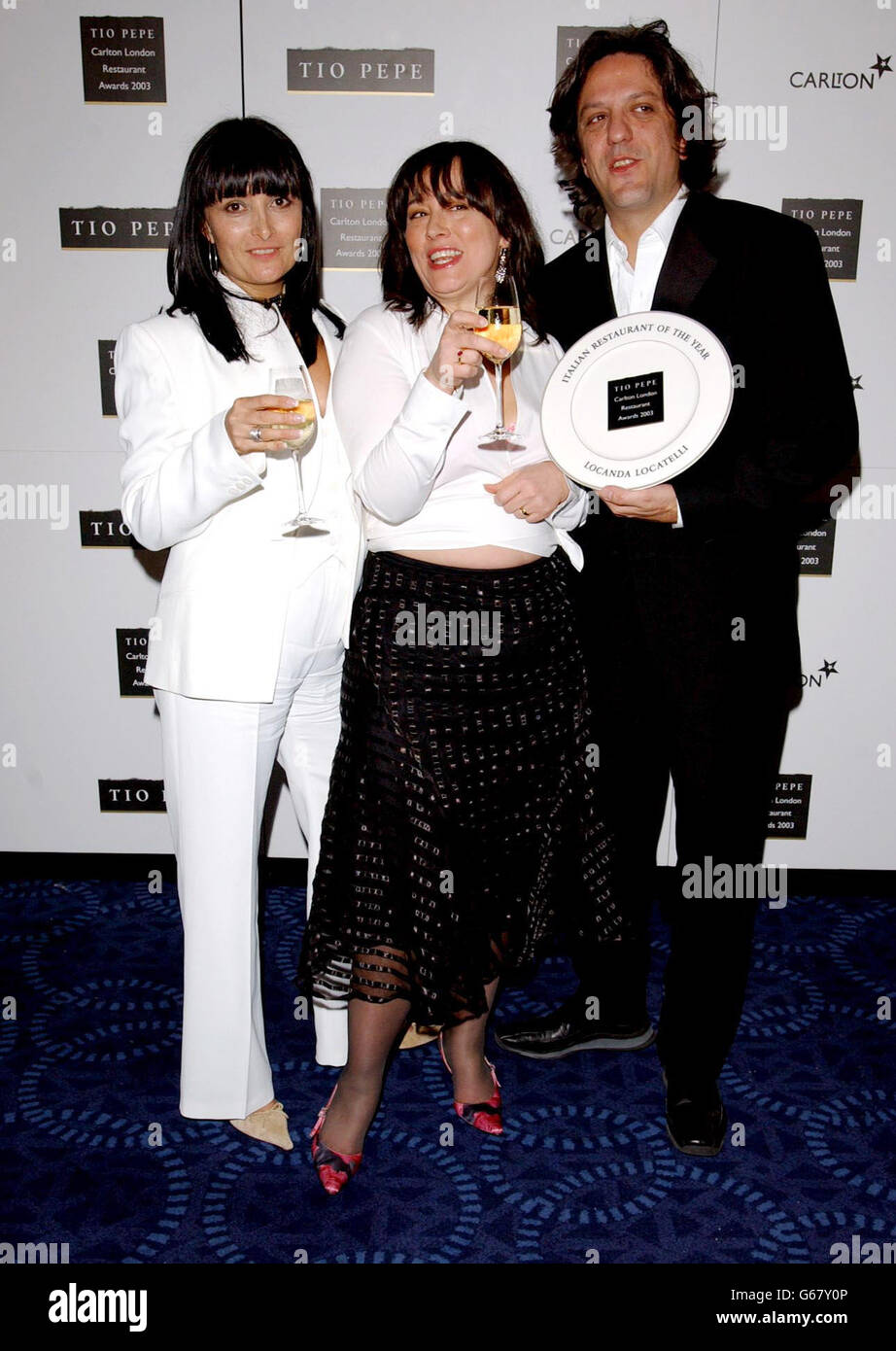 Arabella Weir überreicht Küchenchef Giorgio Locatelli und Ehefrau Plaxy aus Locanda Locatelli im Rahmen der Tio Pepe/Carlton London Restaurant Awards 2003 im Le Meridien Grosvenor House, Park Lane in London den Preis für das italienische Restaurant des Jahres. Stockfoto