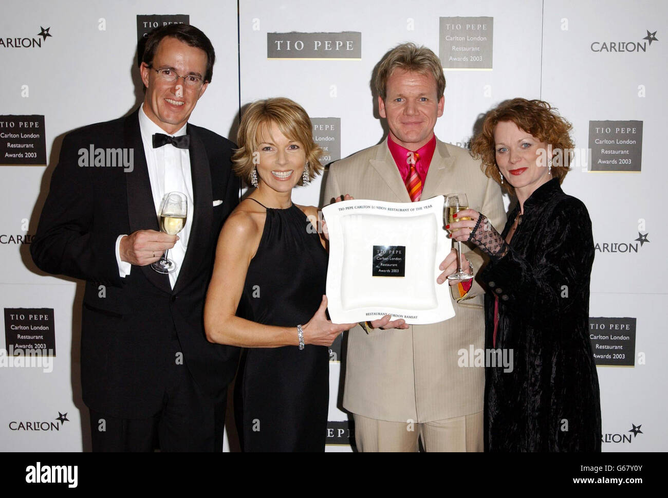 Küchenchef Gordon Ramsay (Mitte) mit seinem Tio Pepe/Carlton London Restaurant of the Year Award, zusammen mit Tio Pepe President Mauricio Gonzalez-Gordon, Mary Nightingale und Samantha Bond während der Tio Pepe/Carlton London Restaurant Awards 2003 im Le Meridien Grosvenor House, Park Lane in London. Stockfoto