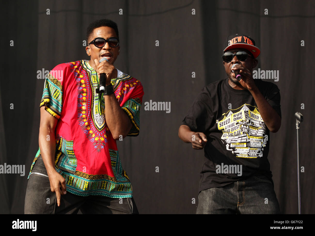 Q-Tip und Phife Dawg von EINEM Tribe namens Quest auf der Hauptbühne im Yahoo! Wireless Festival, im Queen Elizabeth Olympic Park im Osten Londons. Stockfoto