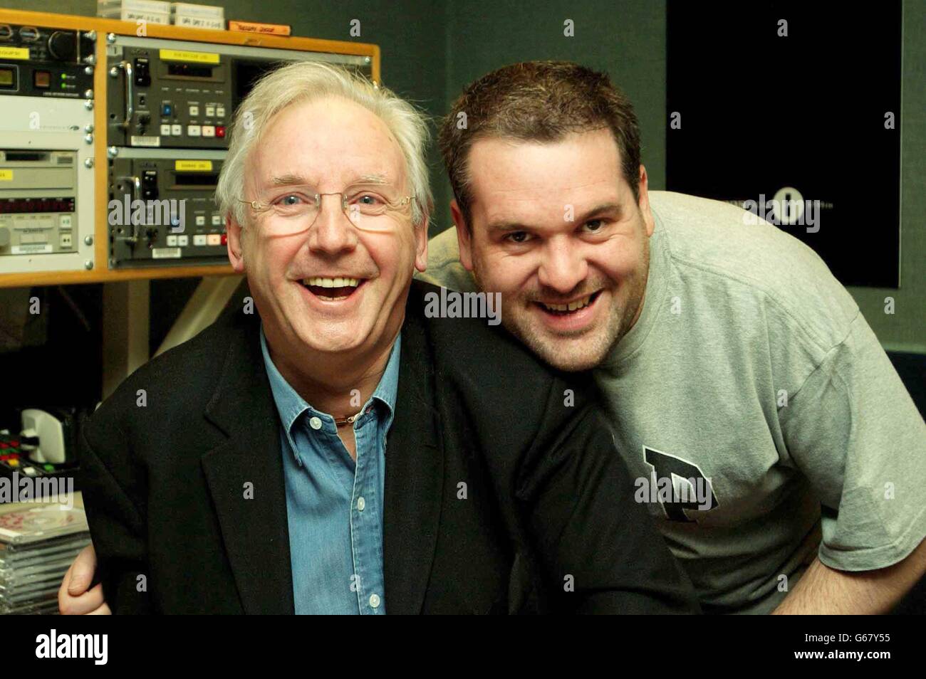 BBC Radio 1 DJ Chris Moyles posiert mit Pete Waterman während einer Fotoausstellung im Yalding House in London, vor seiner täglichen Radiosendung. Waterman ist der zweite von mehreren Special Guests, die für Chris's Sidekick Comedy Dave stehen. Stockfoto