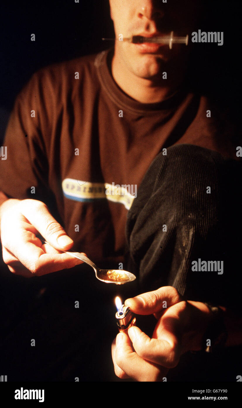 Ein Mann, der Heroin der Klasse A verwendet. * 12/9/03: Die Verschreibung von Heroin könnte die Zeit verlängern, in der einige Nutzer abhängig bleiben, warnte eine neue Studie. Die Bereitschaft der Regierung, verschreibungspflichtiges Heroin für die Behandlung breiter verfügbar zu machen, sei begrüßenswert, so der Bericht der Joseph Rowntree Foundation. Aber es musste eine viel klarere Strategie umgesetzt werden, einschließlich der Verpflichtung zu größeren Forschungsstudien, die die Wirksamkeit von verschreibungspflichtigen Heroin gegenüber anderen Behandlungen bewerten würden. Stockfoto