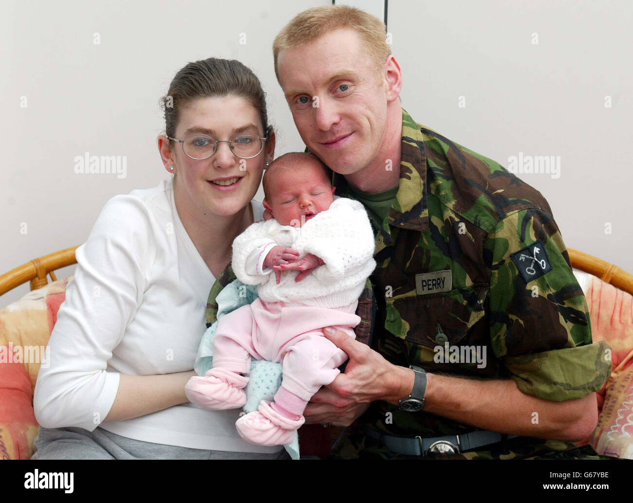 Sgt Steve Perry und seine Frau Debbie mit ihrer neugeborenen Tochter Katie in Watford. Der britische Soldat Steve war vom Golf nach Hause gestrichelt, um zu sehen, wie sein Baby geboren wurde, und kam im Krankenhaus an, das noch im Kampfeinsatz war und die Geburt um wenige Stunden verpasste. *..Sgt Perry wurde am Samstag in letzter Minute von seiner Einheit in Kuwait verlassen und hatte keine Zeit, seine Kleidung zu wechseln oder nach Hause zu rufen, um zu sagen, dass er kommen würde. Steve, 32, war sich nicht bewusst, dass seine Frau Debbie, 31, zwei Tage früher in die Wehen gegangen war und einen Notfall-Kaiserschnitt hatte. Stockfoto