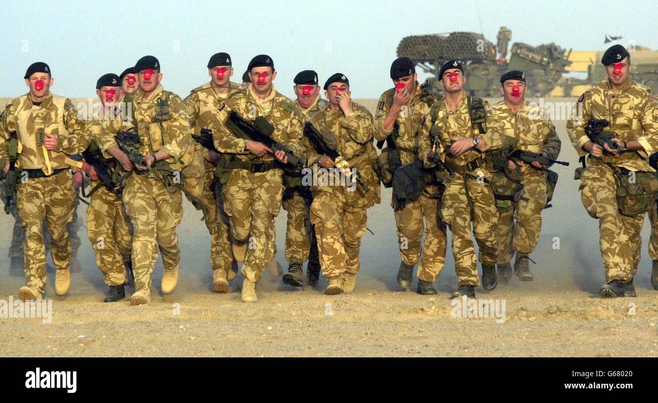 Mitglieder der Leichten Infanterie, die an das 2. Royal Tank Regiment in Kuwait angeschlossen sind, finden Zeit, um während der Manöver zur Comic Relief beizutragen. Stockfoto